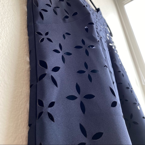 J. Crew Laser Cut Floral Shift Dress - Navy 💙 - Picture 4 of 12